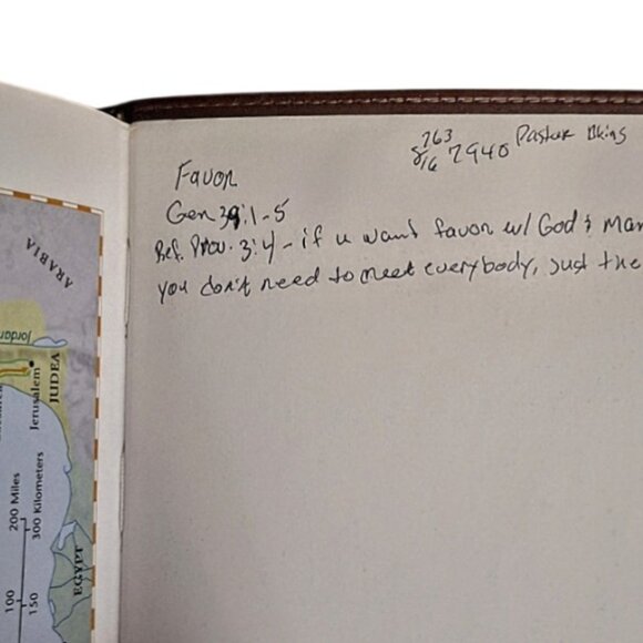 Living Bible TuTone Leather Like with Ribbon Marker Paraphrased GUC - Picture 5 of 9